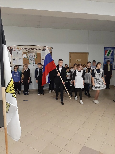 Понедельник традиционно начался с церемонии вынос Государственного флага и исполнения гимна Российской Федерации..