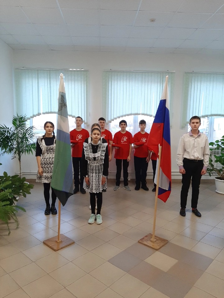 Понедельник традиционно начался с церемонии выноса государственного флага и исполнении гимна Российской Федерации.